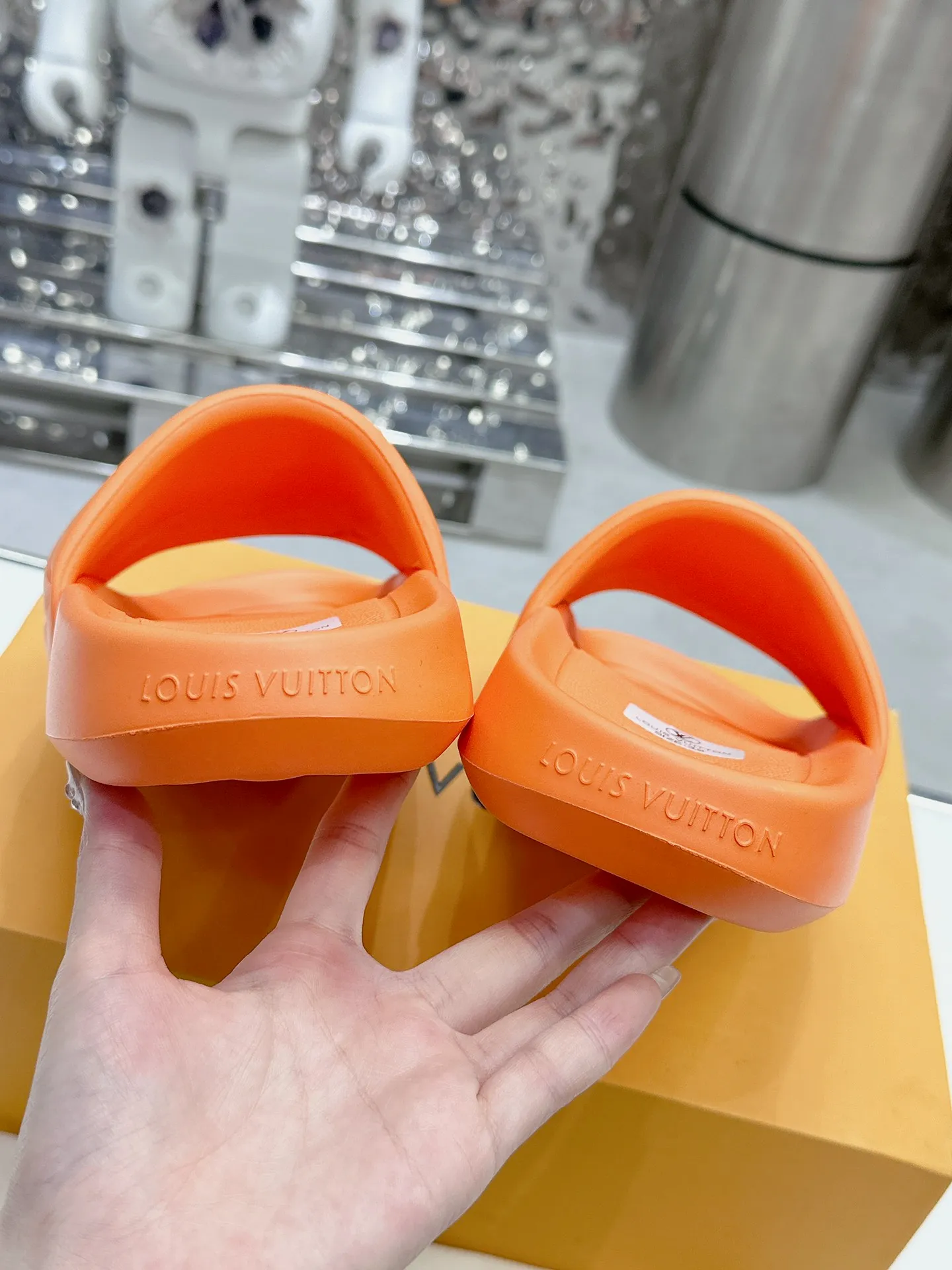 [L Home] P: 280💰 ▪️Shoe size: Women's 35-40 Men's 38-46▪️Packaging: Counter top quality~original packaging 𝟐𝟎𝟐5 Louis Vuitton counter's new embossed slippers, lv monogram embossed slippers, Waterfront sandals are back with a new look, and the upper buckle is embossed with lv's iconic Monogram pattern. Made of waterproof rubber with a comfortable and resilient insole. The lightweight, flexible outsole is embossed with the Louis Vuitton logo. ▪️Fabric: Original molded rubber foam surface ▪️Technology: embossed logo ▪️Sole: Original molded rubber foam outsole ▪️Sole thickness: 3CM.